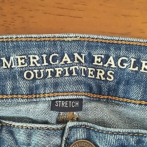American Eagle Distressed Cropped Stretch Jeans. Size 4 - Picture 10 of 13
